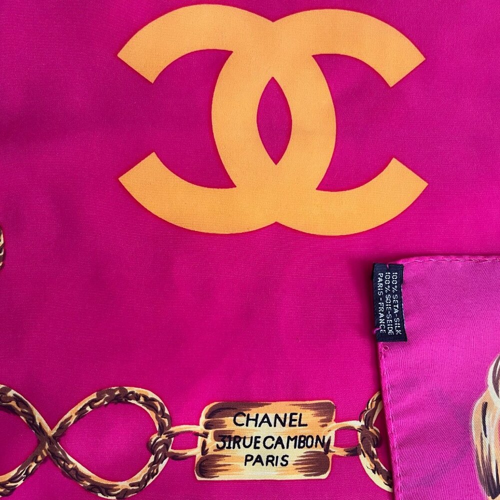 CHANEL 31 RUE CAMBON Magenta and Gold Scarf. Large gold-chained pattern.
